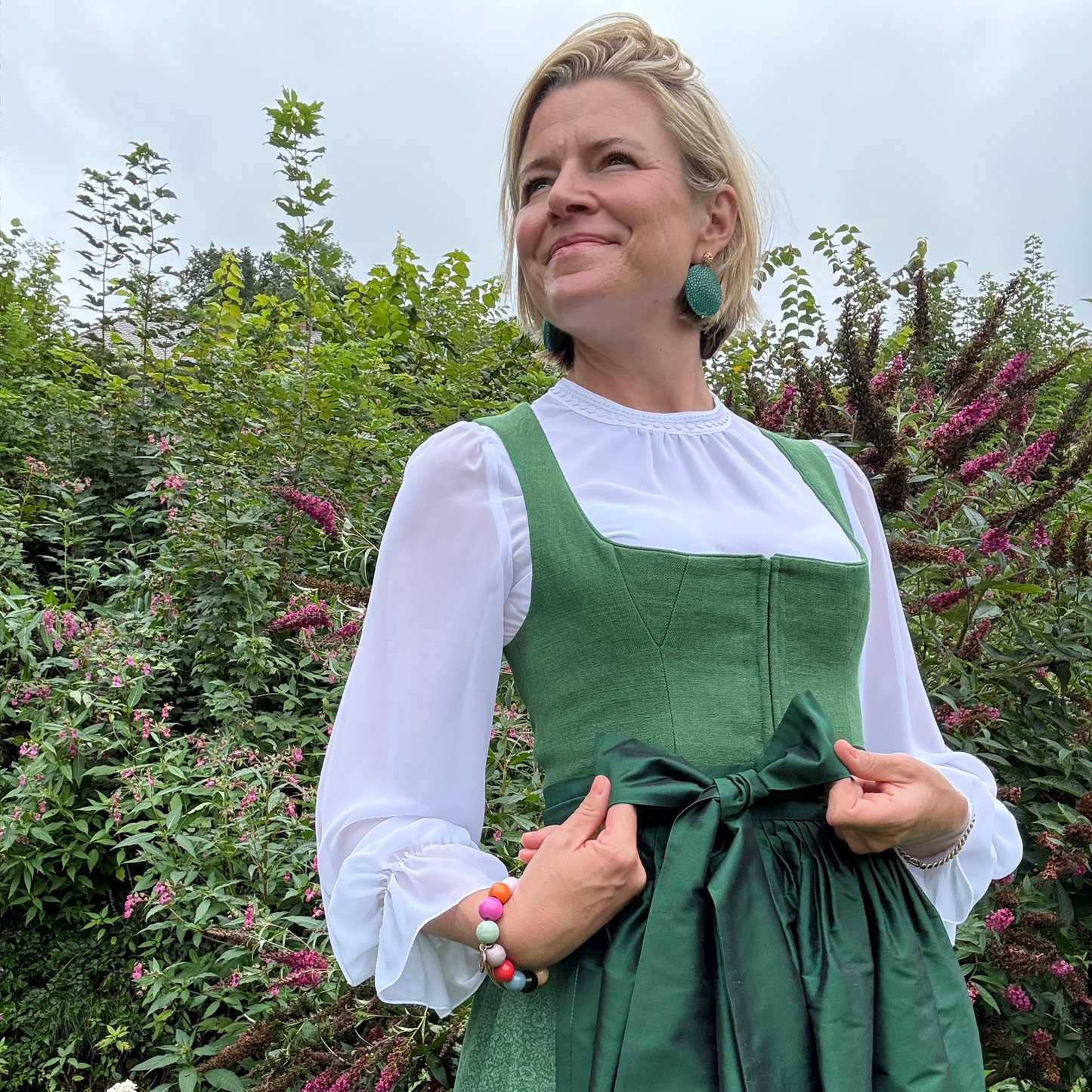 Grünes Leinendirndl