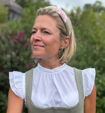 Laden Sie das Bild in den Galerie-Viewer, Dirndlbluse Clementine hoch geschlossen mit doppeltem Flügelarm - Waldorff
