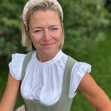 Laden Sie das Bild in den Galerie-Viewer, Dirndlbluse Clementine hoch geschlossen mit doppeltem Flügelarm - Waldorff
