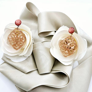 Josefine Ornament-Ohrringe in Beige und Terracotta-Rose