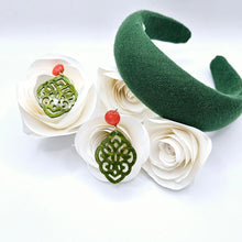 Laden Sie das Bild in den Galerie-Viewer, Josefine Ornament-Ohrringe in Olive Green und Amarena Red
