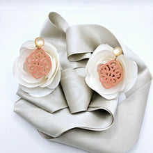 Laden Sie das Bild in den Galerie-Viewer, Josefine Ornament-Ohrringe in Vintage Pink und Apricot Beige
