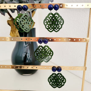 Josefine Ornament-Ohrringe in Olive und Dark Blue