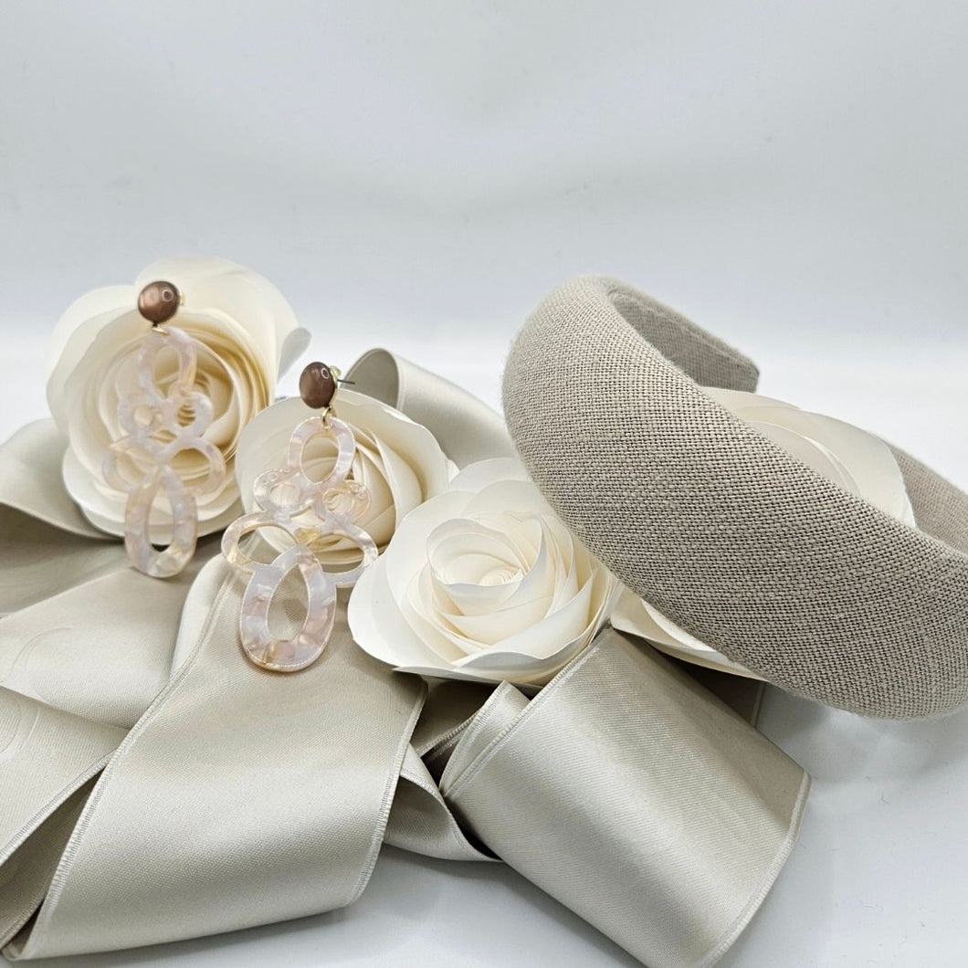 Louisa - Ornament-Ohrringe in Pearl White and Shiny Cervo Brown