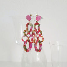 Laden Sie das Bild in den Galerie-Viewer, Louisa - Ornament-Ohrringe in Pink-Green und Azalea Pink
