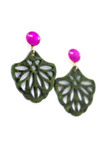 Laden Sie das Bild in den Galerie-Viewer, Mathilda Ornament-Ohrringe in Grün mit pinkem Cabochon
