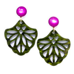 Mathilda Ornament-Ohrringe in Grün mit pinkem Cabochon