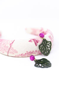 Mathilda Ornament-Ohrringe in Grün mit pinkem Cabochon
