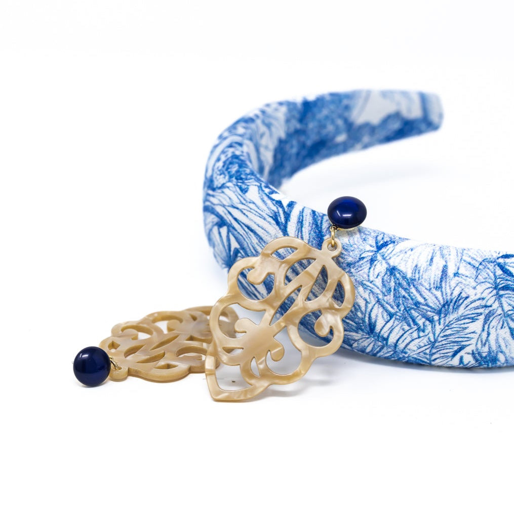 Carlotta Ornament-Ohrringe in Hornoptik mit Blau