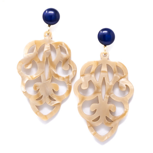 Carlotta Ornament-Ohrringe in Hornoptik mit Blau