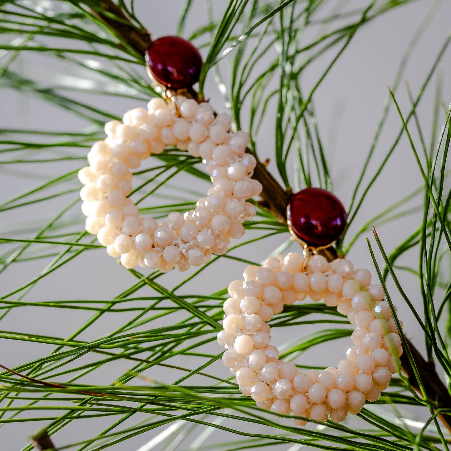 Tropfenohrringe Leni Creme - mit  Bordeaux Rotem Cabochon