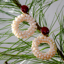 Laden Sie das Bild in den Galerie-Viewer, Tropfenohrringe Leni Creme - mit  Bordeaux Rotem Cabochon
