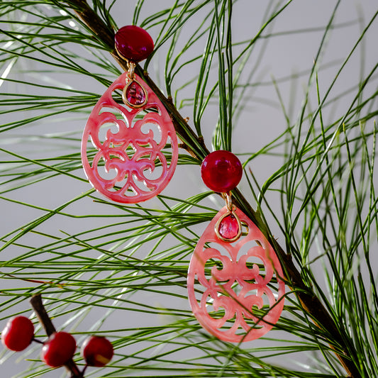 Felicitas - Ornament-Ohrringe in pudrigem Pink, fuchsia Cabochon und Farbstein
