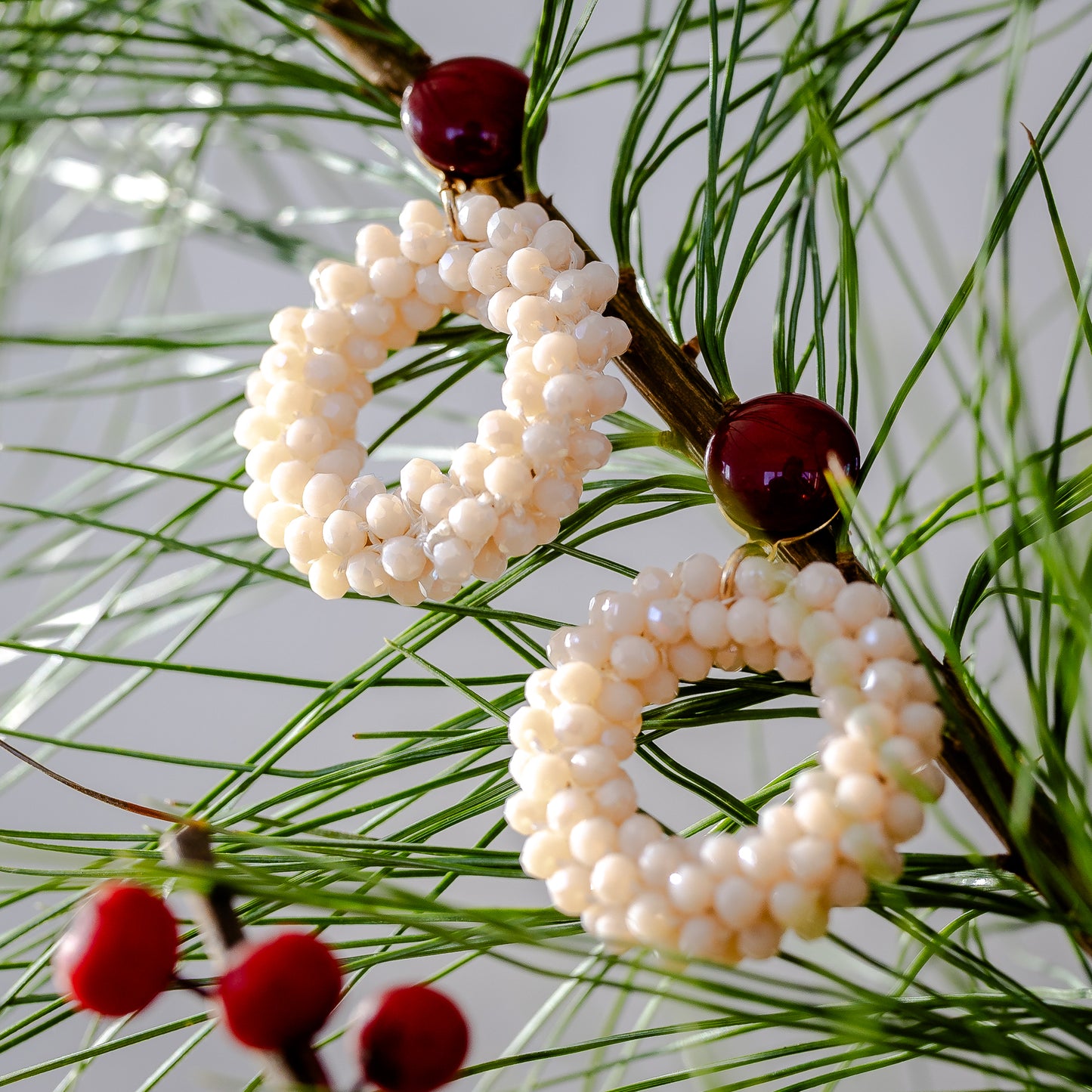 Tropfenohrringe Leni Creme - mit  Bordeaux Rotem Cabochon