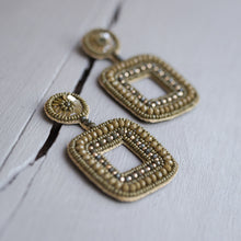 Laden Sie das Bild in den Galerie-Viewer, Statement Ohrringe - Olive Green
