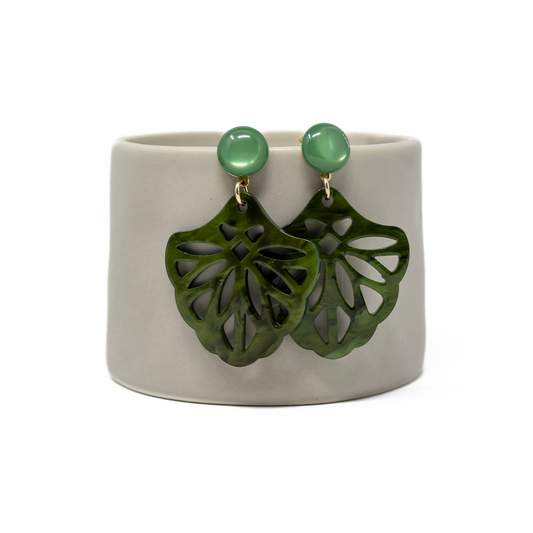 Mathilda Ornament-Ohrringe in Grün mit grünem Cabochon