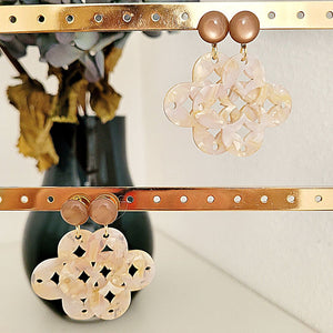 Mathilda - Ornament-Ohrringe in Pearl White and Shiny Cervo Brown