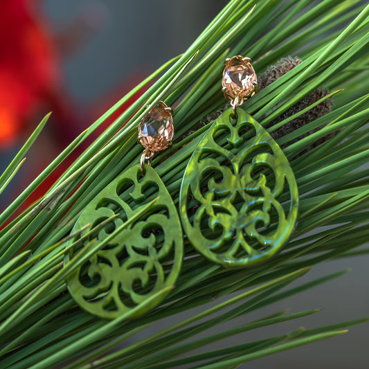 Annabelle - Ornament Ohring in grün mit Kristallglas Stecker