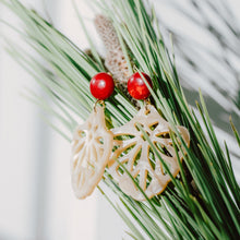 Laden Sie das Bild in den Galerie-Viewer, Pauline Ornament-Ohrringe in Hornoptik mit Bordeaux Cabochon
