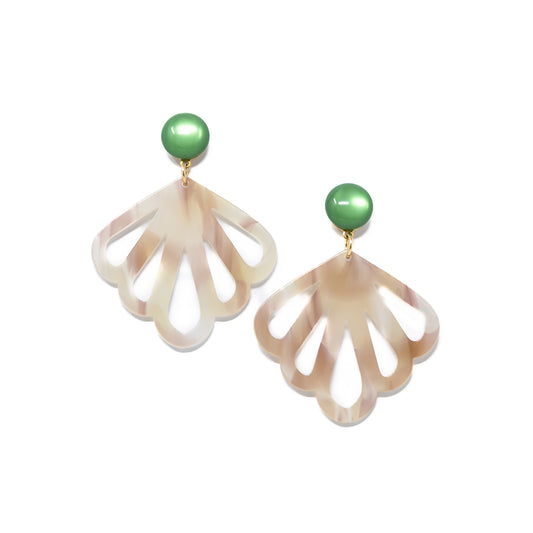 Ida Ornament-Ohrringe in Hornoptik mit Cabochon in Grün