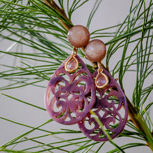Laden Sie das Bild in den Galerie-Viewer, Felicitas - Ornament-Ohrringe in Purple, mit Mauve Cabochon und Farbstein
