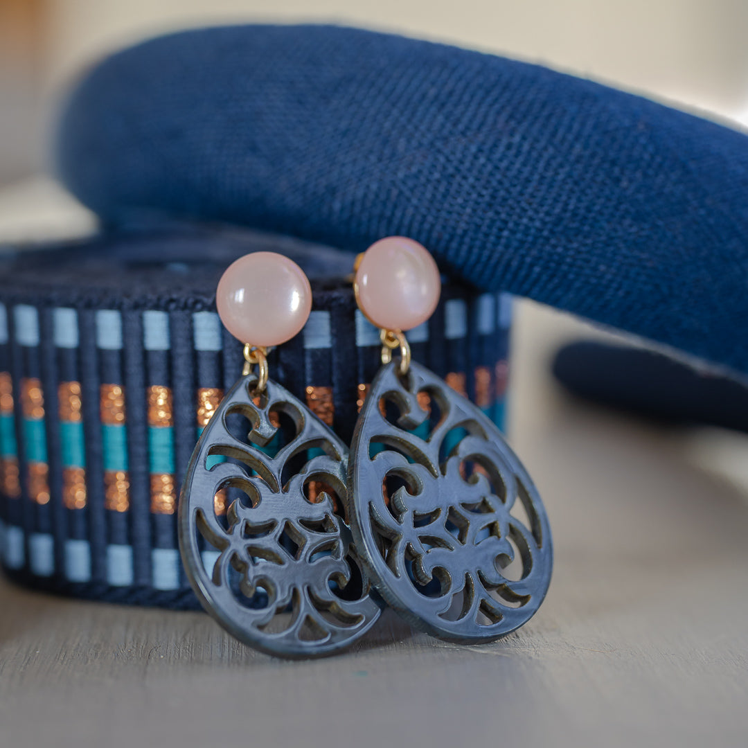 Ornament Ohrringe Anthrazit mit rose