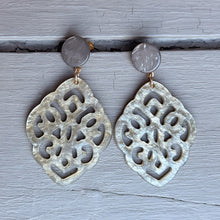 Laden Sie das Bild in den Galerie-Viewer, Ornament Ohrringe Salbei
