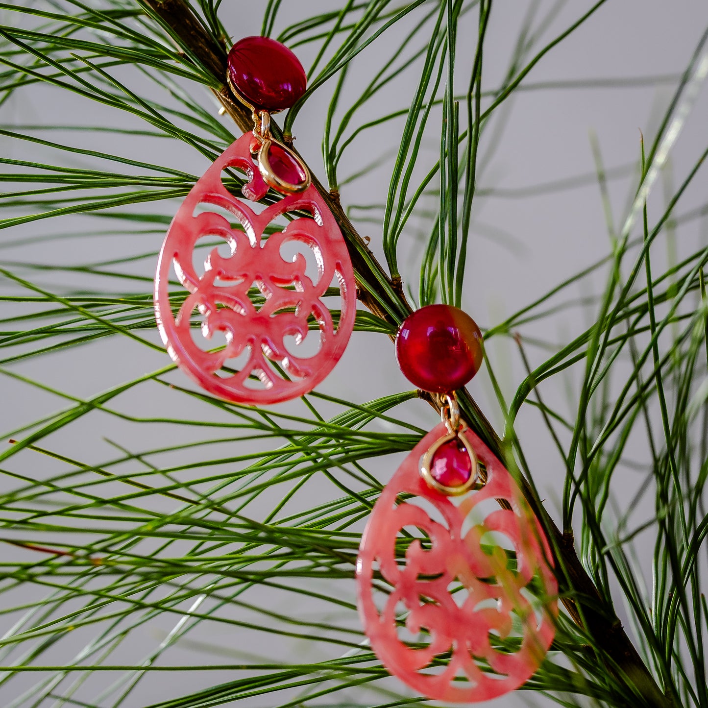 Felicitas - Ornament-Ohrringe in pudrigem Pink, fuchsia Cabochon und Farbstein