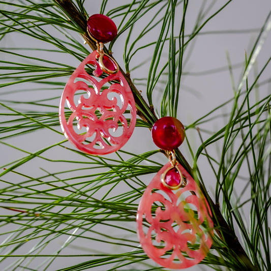 Felicitas - Ornament-Ohrringe in pudrigem Pink, fuchsia Cabochon und Farbstein