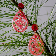 Laden Sie das Bild in den Galerie-Viewer, Felicitas - Ornament-Ohrringe in pudrigem Pink, fuchsia Cabochon und Farbstein
