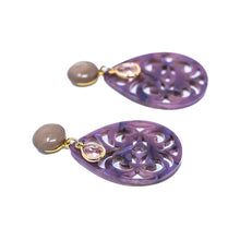 Laden Sie das Bild in den Galerie-Viewer, Felicitas - Ornament-Ohrringe in Purple, mit Mauve Cabochon und Farbstein
