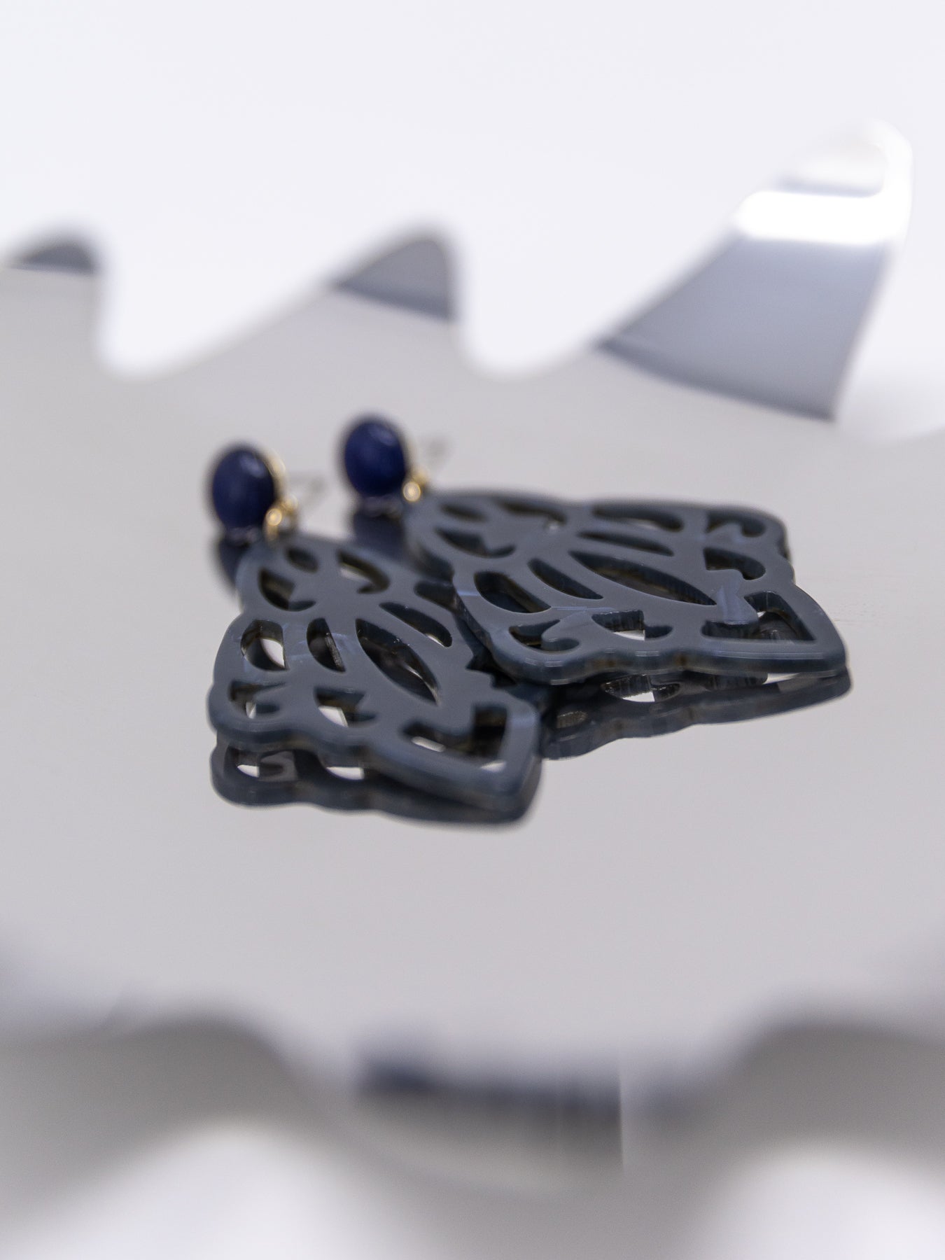 Clara Ornament-Ohrringe in Blau-Grau mit dunkelblauem Cabochon