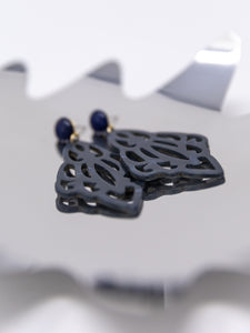Clara Ornament-Ohrringe in Blau-Grau mit dunkelblauem Cabochon