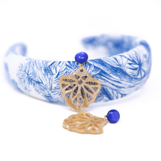 Pauline Ornament-Ohrringe in Hornoptik mit blauem Cabochon