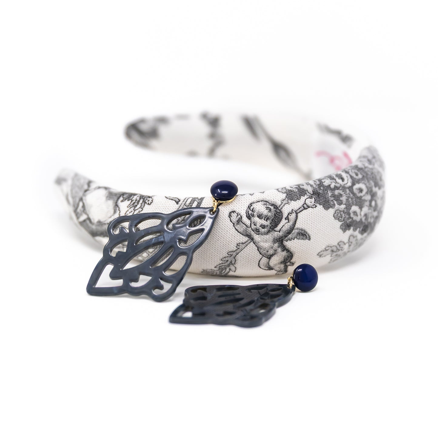 Clara Ornament-Ohrringe in Blau-Grau mit dunkelblauem Cabochon
