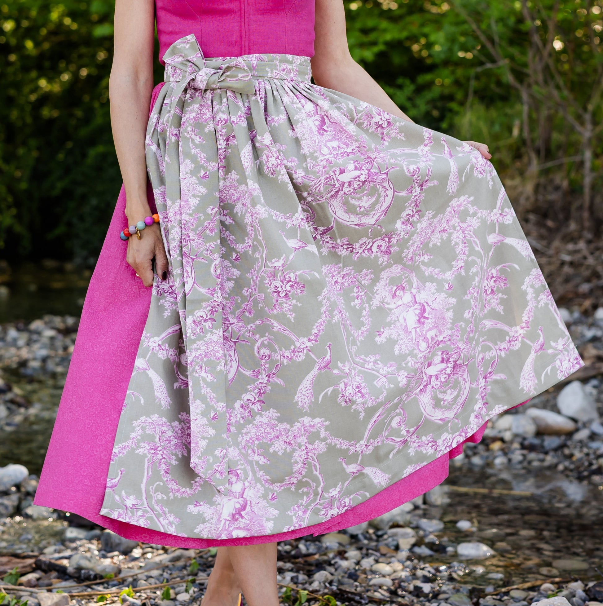 Dirndschürze Toile de Jouy Muster Pink Taupe