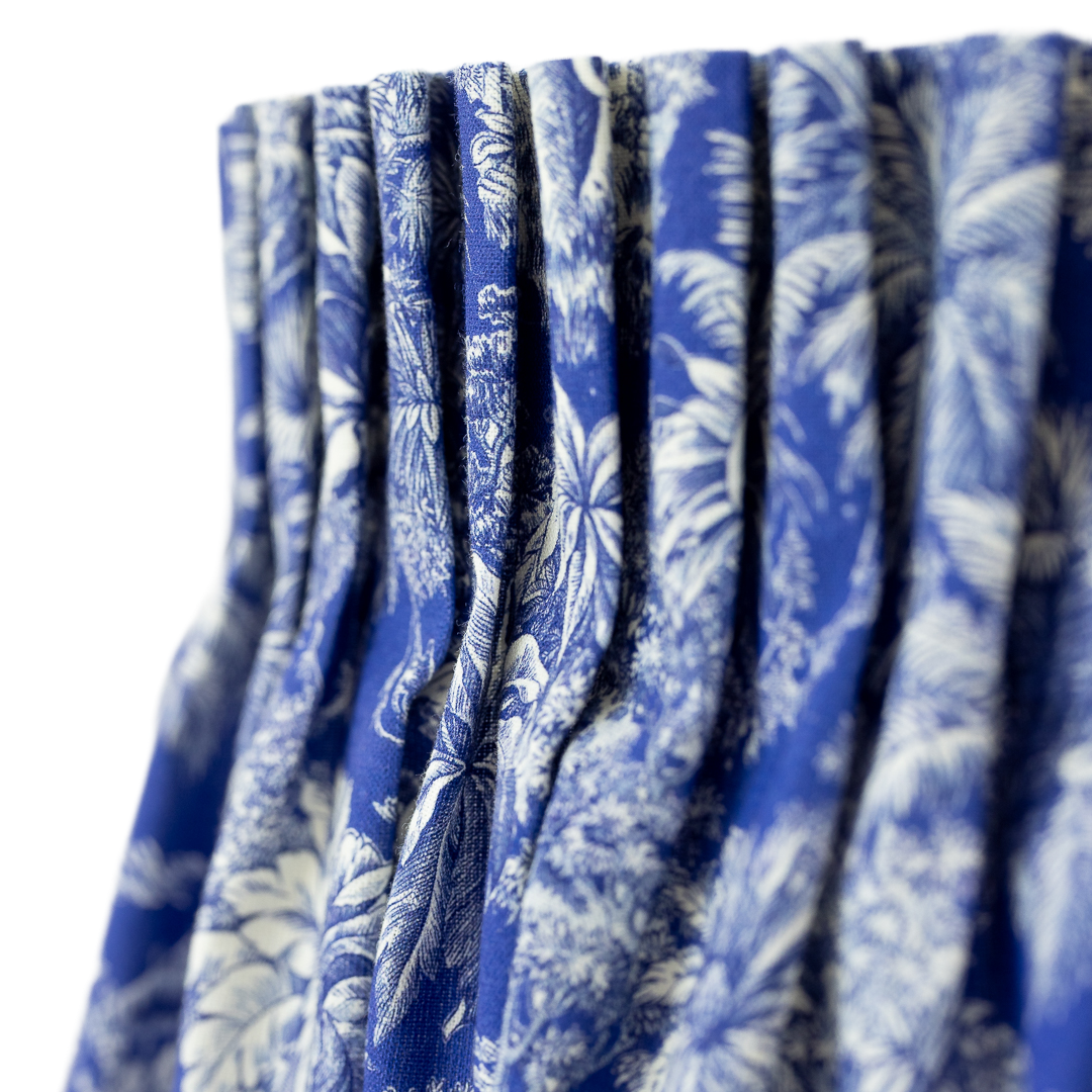 Detailansicht der eleganten Falten am Bund des Trachtenrocks Florentine in blauem Toile de Jouy