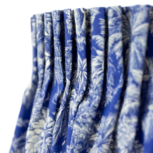 Detailansicht der eleganten Falten am Bund des Trachtenrocks Florentine in blauem Toile de Jouy