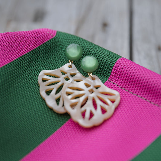 Trachtenohrringe Hornoptik Ornament und grünem Cabochon