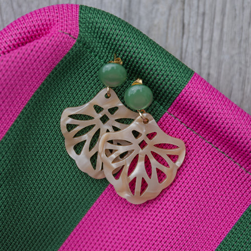 Ornament Ohrringe in Hornoptik mit grünem Cabochon