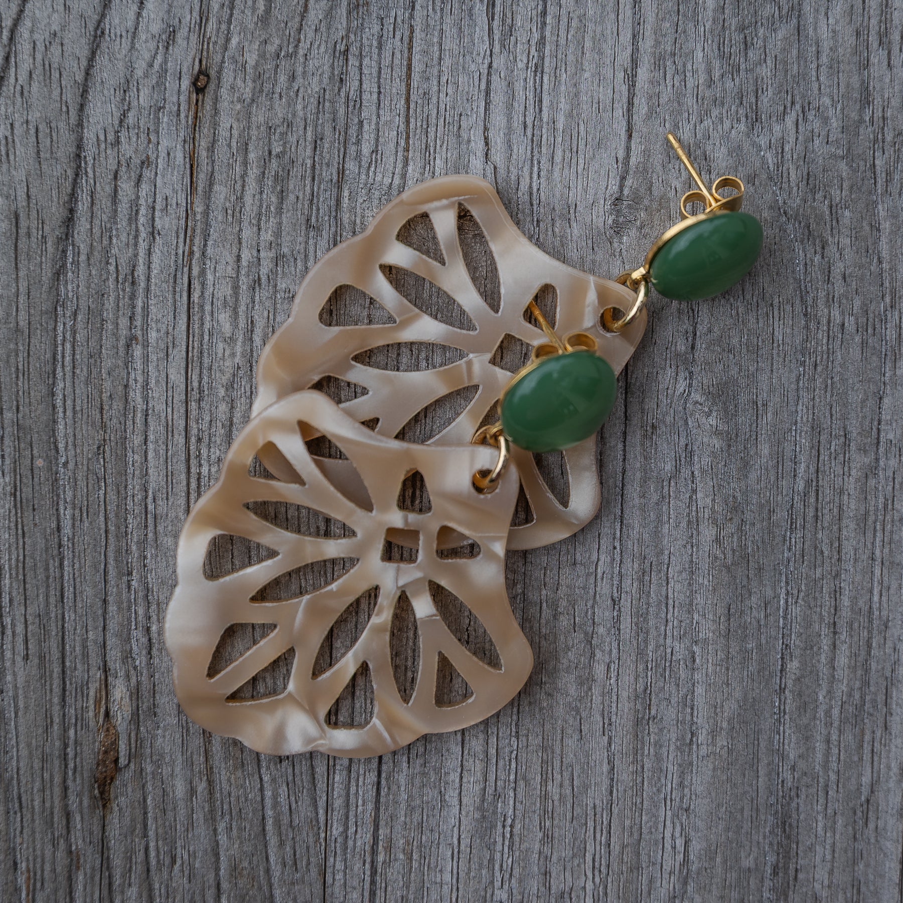 Ornament Ohrringe in Hornoptik mit grünem Cabochon