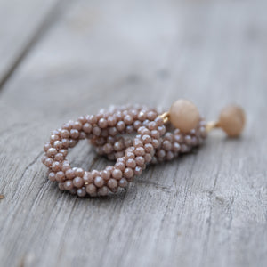 Tropfen Ohrringe in Taupe