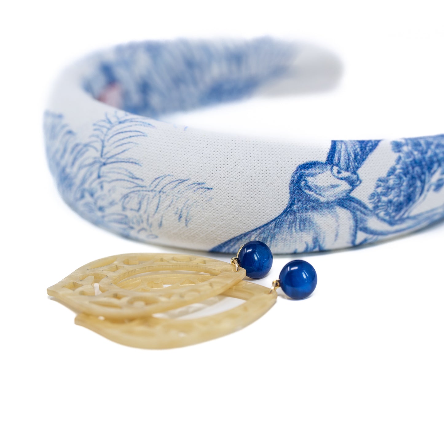 Grace Ornament-Ohrringe in Hornoptik mit royal blauem Cabochon