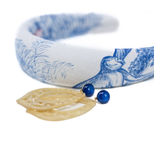 Grace Ornament-Ohrringe in Hornoptik mit royal blauem Cabochon
