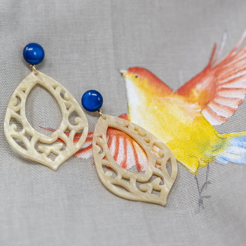 Grace Ornament-Ohrringe in Hornoptik mit royal blauem Cabochon