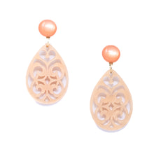 Laden Sie das Bild in den Galerie-Viewer, Barok Ornament Ohrringe Peach zur Tracht
