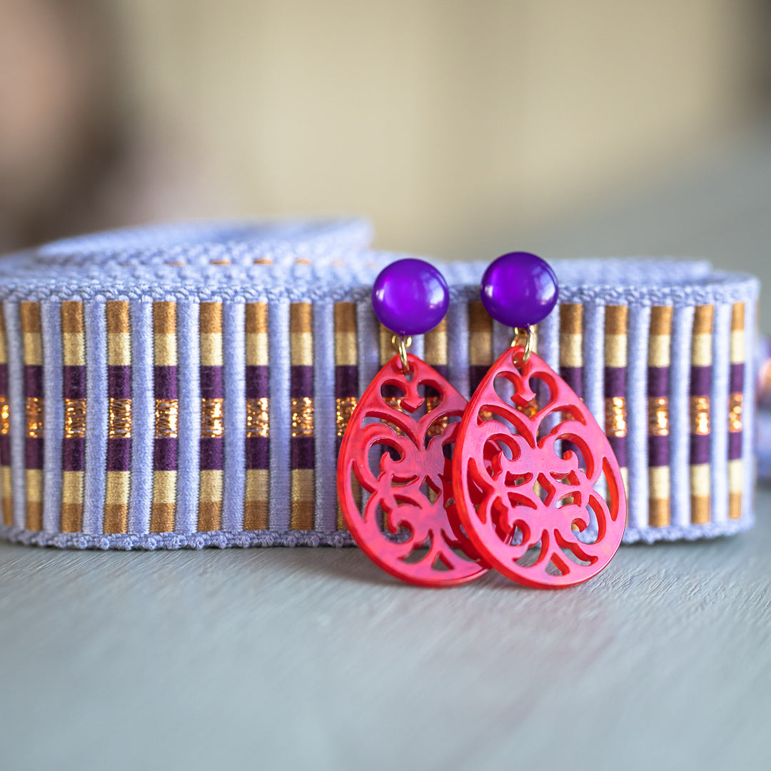 Statement Ohrringe Rot Lila vor Lace Belt