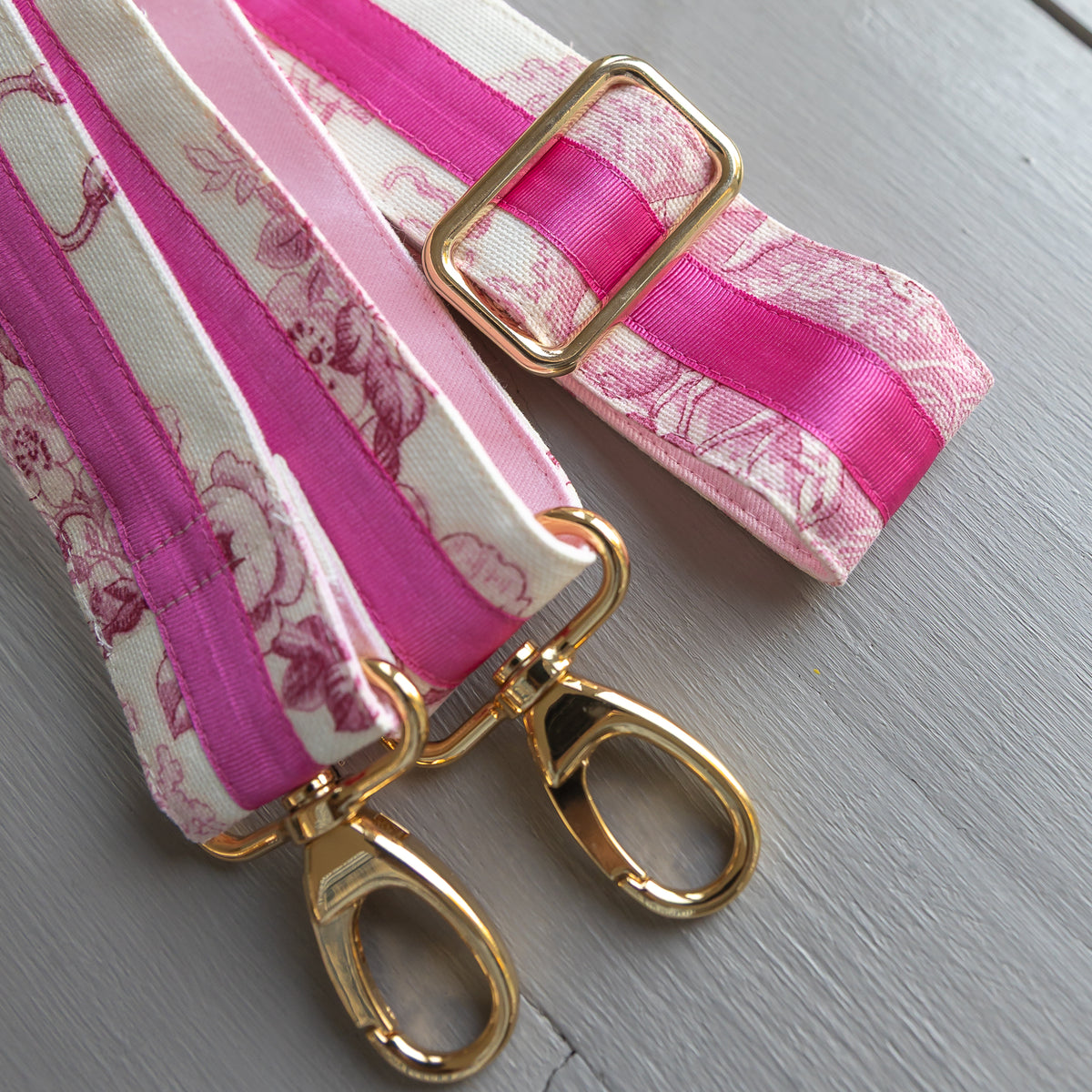 Taschengurt Helene Rosa in Toile de Jouy mit pinkem Ripsband und goldfarbenen Karabinern