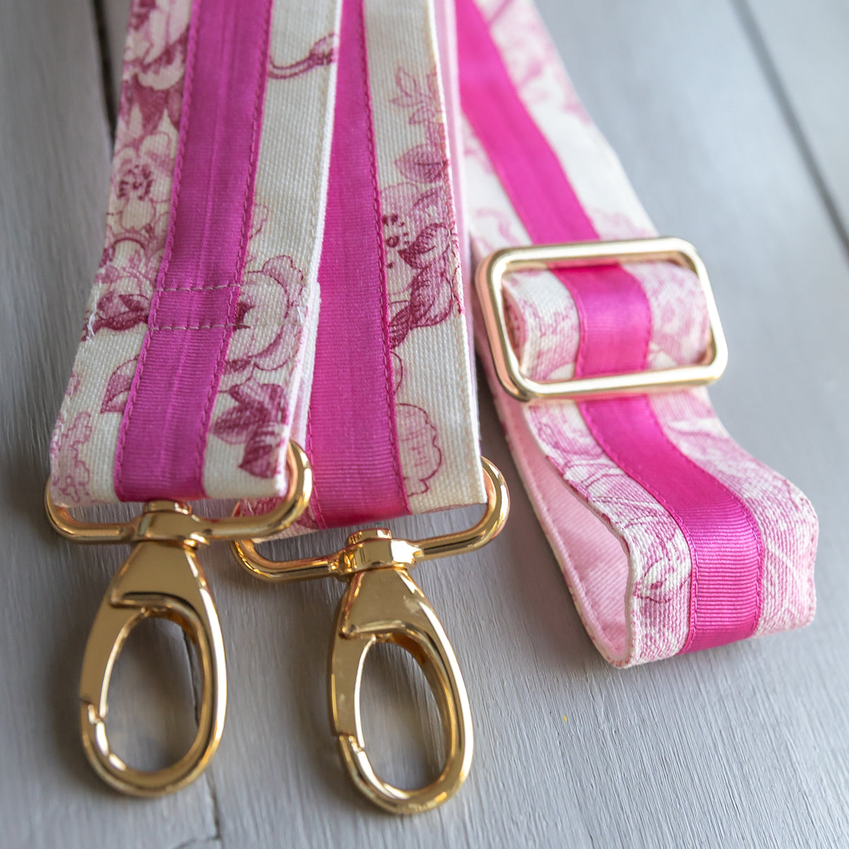 Taschengurt Helene Rosa in Toile de Jouy mit pinkem Ripsband und goldfarbenen Karabinern