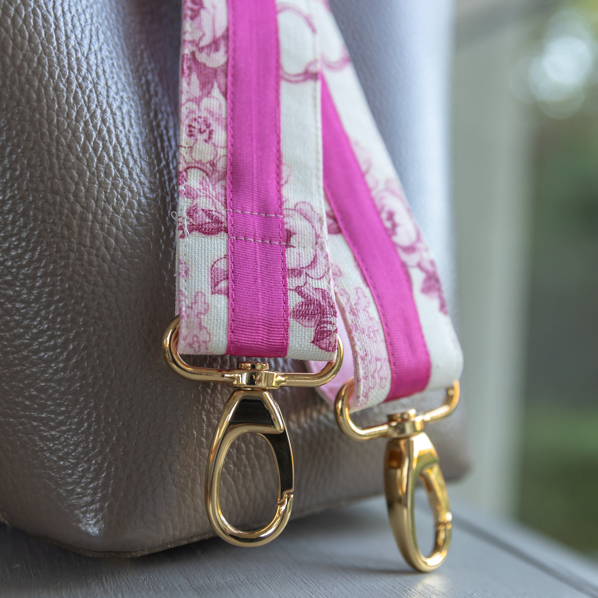 Taschengurt Helene Rosa in Toile de Jouy mit pinkem Ripsband und goldfarbenen Karabinern Detail an Tasche